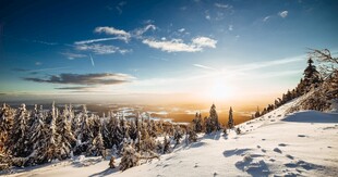 冬日雪山日出景观