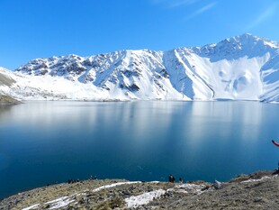 雪山湖泊