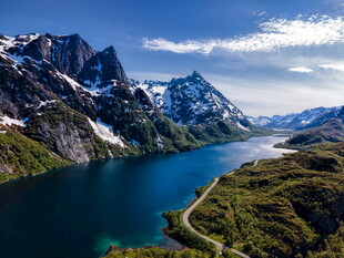 雪山湖景
