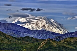 壮丽雪山与葱郁山峦景观
