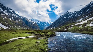 高山湖泊美景