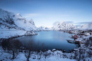 冬日静谧的雪山湖泊美景