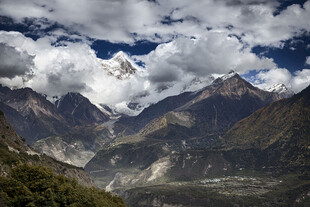 壮丽雪山山谷景观