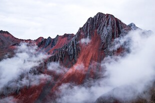 云雾缭绕的壮丽红色山峰