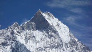 巍峨雪山