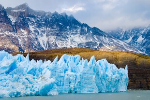 壮丽冰川与巍峨雪山景观