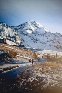 雪山下的宁静自然风景
