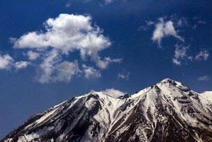 雪山蓝天美景