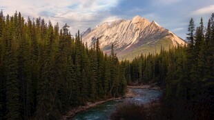 雪山湖水