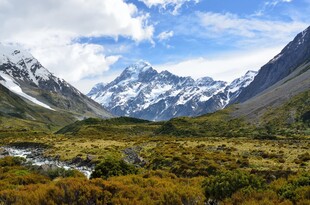 壮丽雪山下的多彩山谷