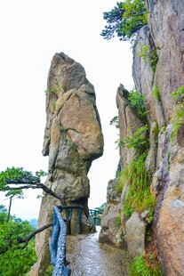 山间奇形岩石与蜿蜒小径
