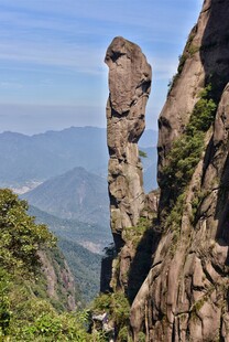 奇峰耸立的壮丽山景