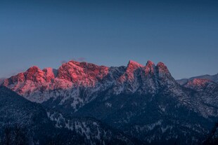 夕阳下的山峰