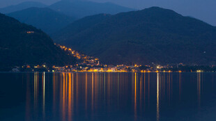 远山湖畔夜景