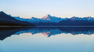 雪山湖水