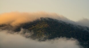 云雾缭绕的壮美山峦