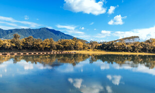 宁静湖畔山峦倒影美景