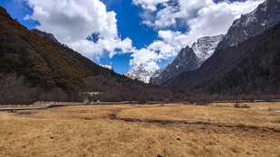 高山旷野间的壮丽风光