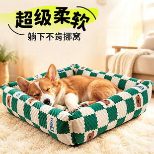 柯基惬意躺卧宠物窝中
