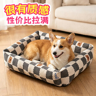 可爱狗狗惬意躺狗窝