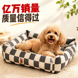 可爱小狗惬意躺宠物窝