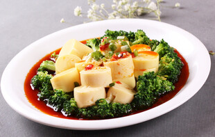 红油豆腐配翠绿蔬菜