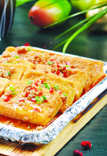 香煎豆腐撒葱花辣椒