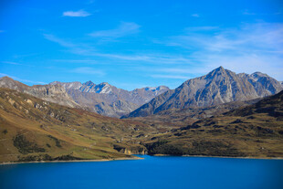 高山湖畔美景