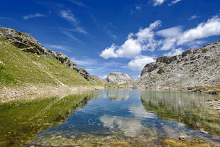 高山湖泊美景