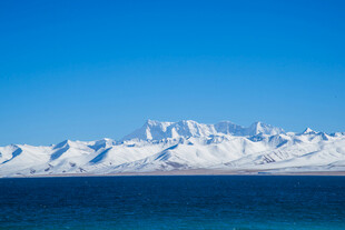 雪山下的蓝色湖泊美景