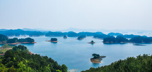 湖光山色中的岛屿风光