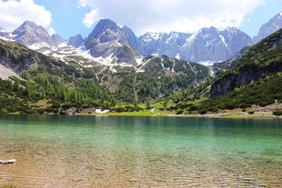 高山湖泊美景