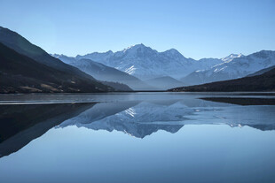 宁静湖山倒影美景