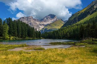 山间湖畔美景