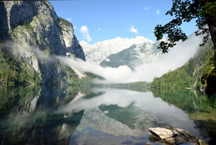 山水相映的静谧湖景