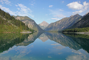 宁静山水湖景自然风光图