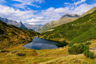 山间幽湖邂逅自然美景