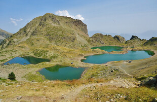 高山间的绝美蓝湖景观