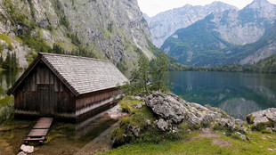 湖畔山间小屋自然美景