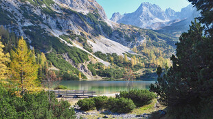 山间湖泊秋景图