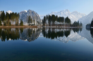 宁静湖景与远处山峦倒影
