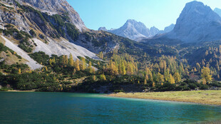 高山湖畔美景