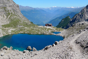 高山间的幽蓝湖泊美景