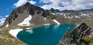 高山蓝湖美景