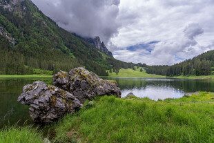 山间湖畔美景