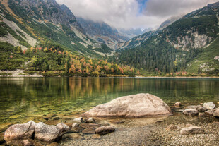 山间湖畔美景