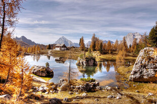 秋日湖畔山林美景