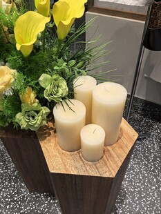 装饰蜡烛与花卉搭配摆件