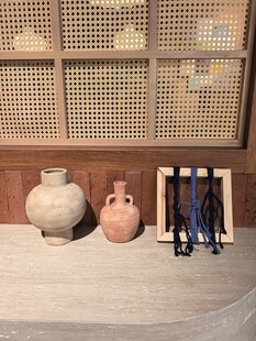 古朴陶罐与摆件展示