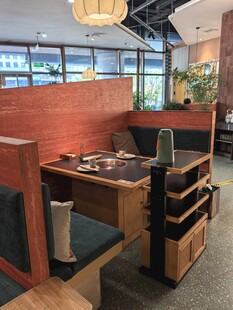 日式风格餐厅木质用餐桌椅